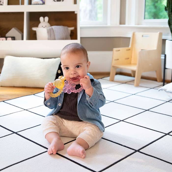InGenuity - Cool Bite Water Teether-Lifestyle7