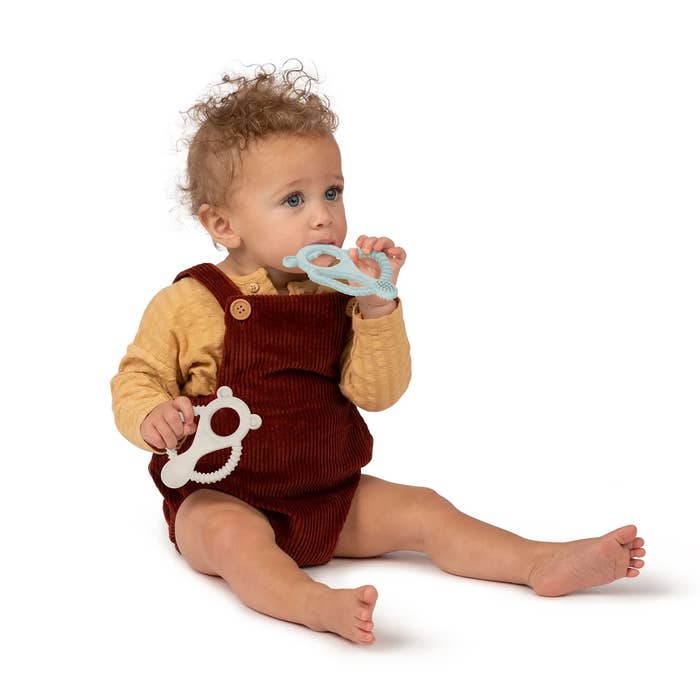 InGenuity - Gum Buddies Teether 2-Pack-Lifestyle3