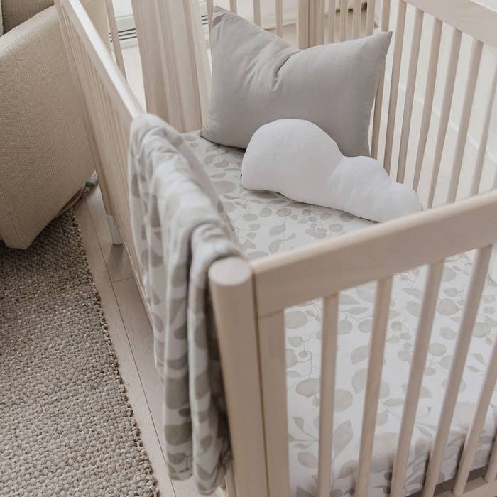 Oilo - Jersey Crib Sheet -Lifestyle4