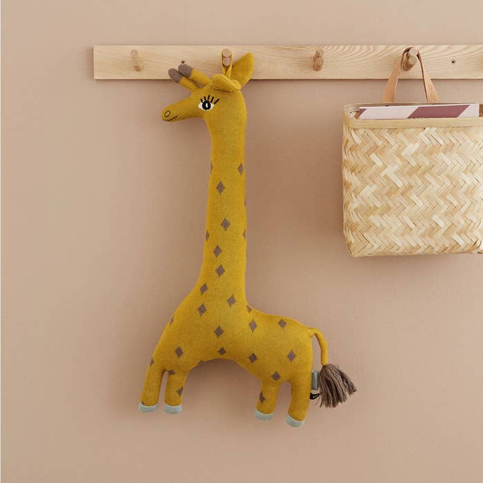 Oyoy-Noah Stuffed Giraffe2