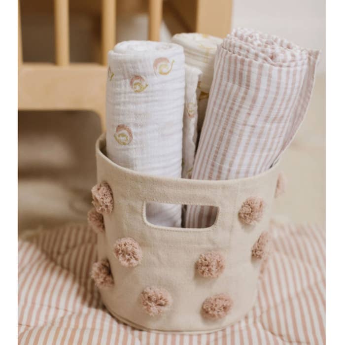 Pehr - Summer Bugs Swaddle-Lifestyle4