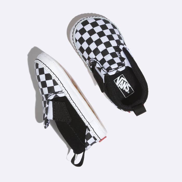 Slip-On V Crib Lifestyle 2